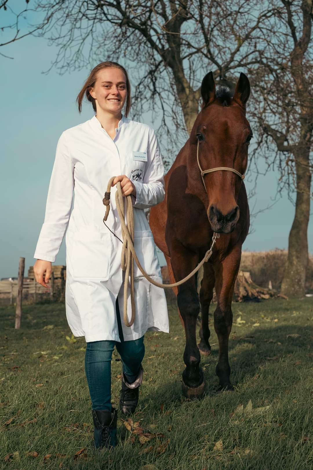 Donna in labjas met haar paard